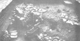 Aspecto del bastión del nivel V del Cerro de la Encina durante las excavaciones 1971/72, visible en la mitad izquierda de la foto (Arribas et al. 1974: lám. XVIb)